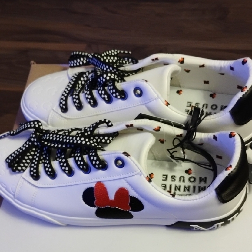 Adorable women's Minnie mouse shoes